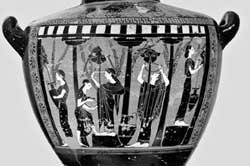 Schwarz-weiß Foto einer antiken Vase: die Vase ist bauchig geformt und hat links und rechts einen schwarzen Griff. Auf der Seite der Vase sind fünf Frauengestalten abgebildet, die in einer Säulenhalle stehen. Einige von ihnen halten Tonkrüge in der Hand.