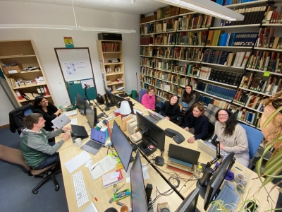 Gruppenbild beim Workshop "XML/TEI für Texteditionen: von links nach rechts Matthias Schöffel, Ragini Menon, Rita Lettieri, Giulia Barison, Gloria de Meleghy, Viola Mariotti, Yasmine Posillipo.