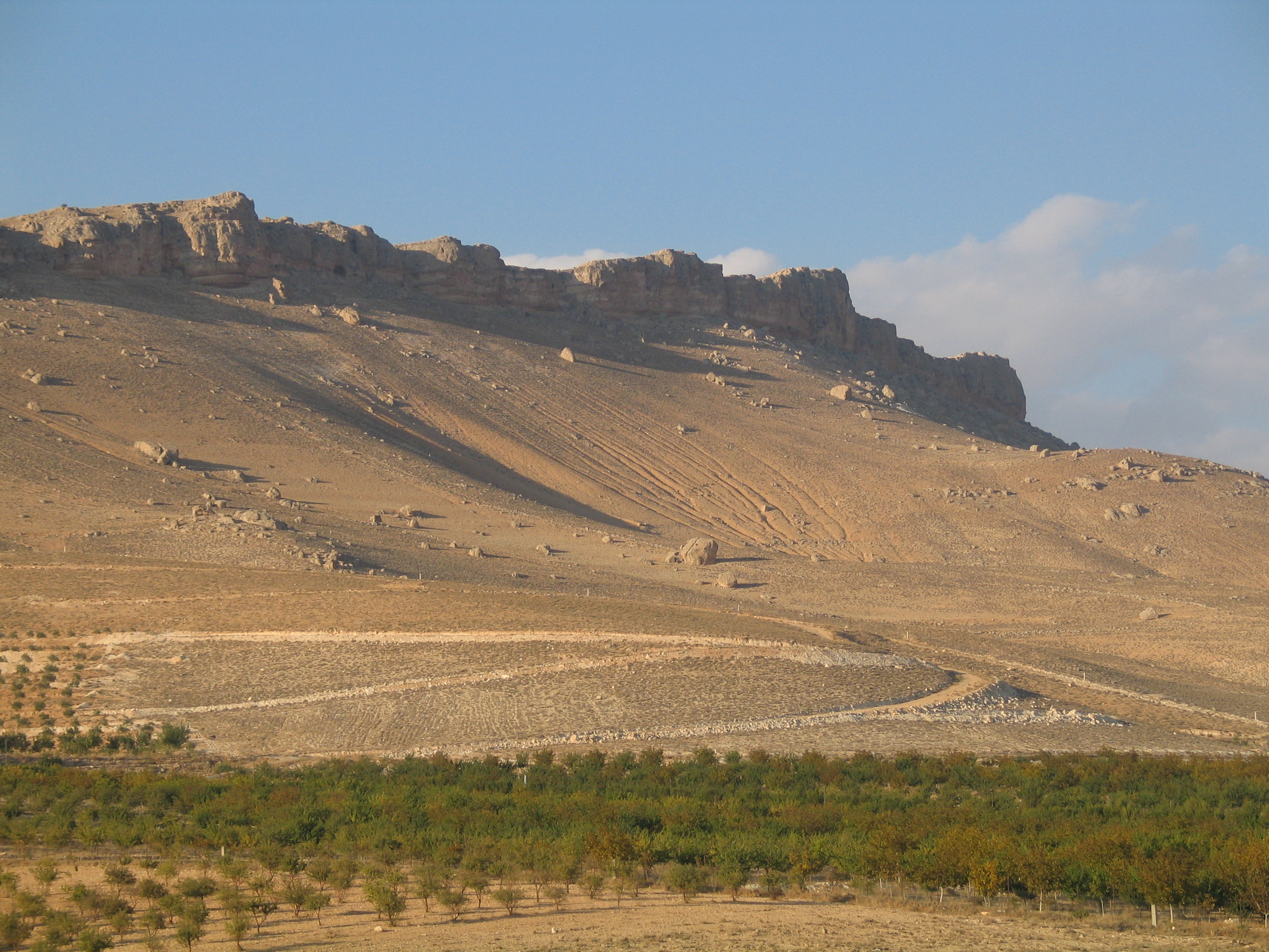 Eine markante Klippenlinie durchschneidet die paläolithische Oberfläche der Region in der Nähe von Ma'aloula (Syrien), nördlich von Damaskus.