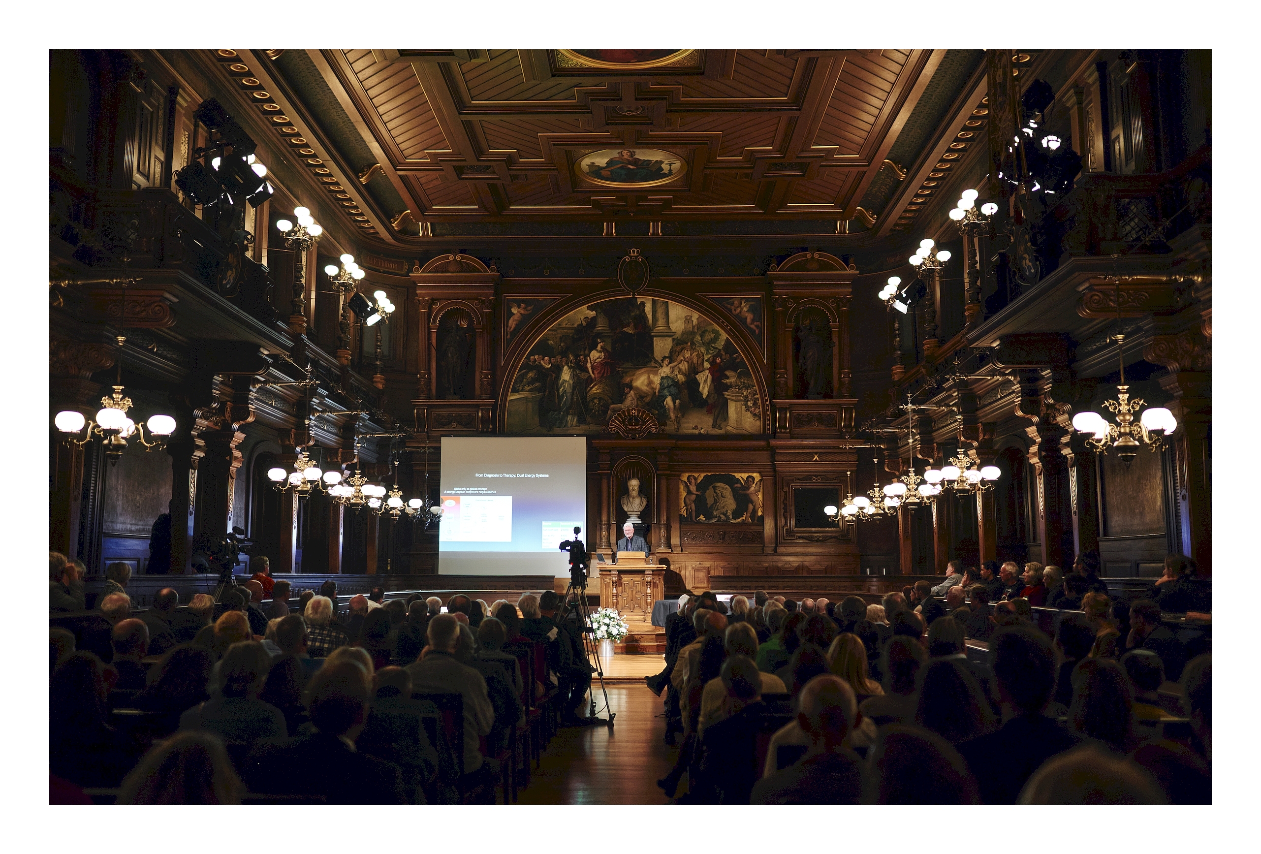 Bild der gefüllten alten Aula der Universität Heidelberg Richtung Bühne