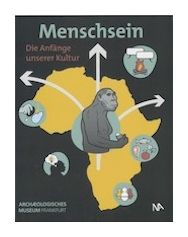 Schwarzer Hintergrund, darauf der Umriss des Kontinents Afrika in gelb, Zeichnung eines Frühmenschen darüber, von diesem gehen weiße Pfeile aus über den Kontinent hinaus. Oben der Titel "Menschsein. Die Anfänge unserer Kultur"
