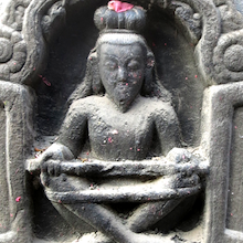 Statue eines Asketen in die Felswand gehauen. 