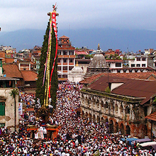 Das Foto zeigt ein Fest zu Ehren der Göttin Bungadyo (Matsyendranātha). Tausende von Menschen sind auf den Straßen.  
