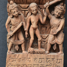 Drei Statuen von Menschen, die an der Wand eines Tempels abgebildet sind. 