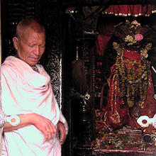 Das Foto zeigt einen Priester bei einer Zeremonie im Tempel.  