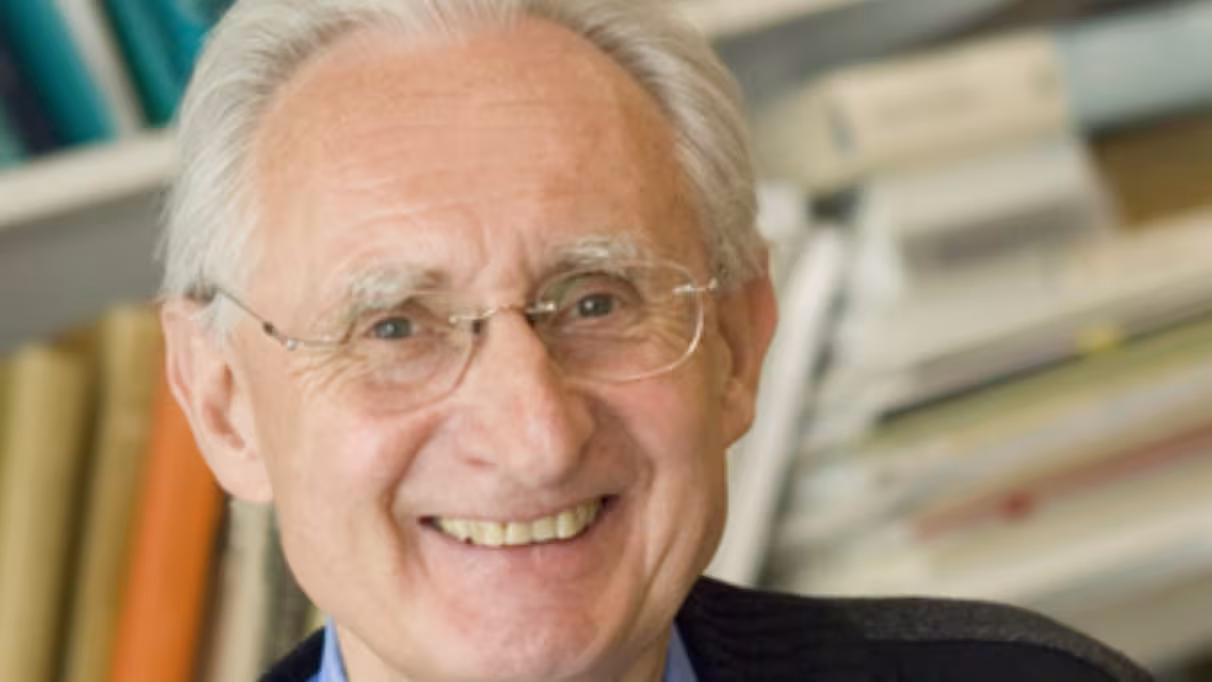 Jürgen Wolfrum vor einer Bücherwand