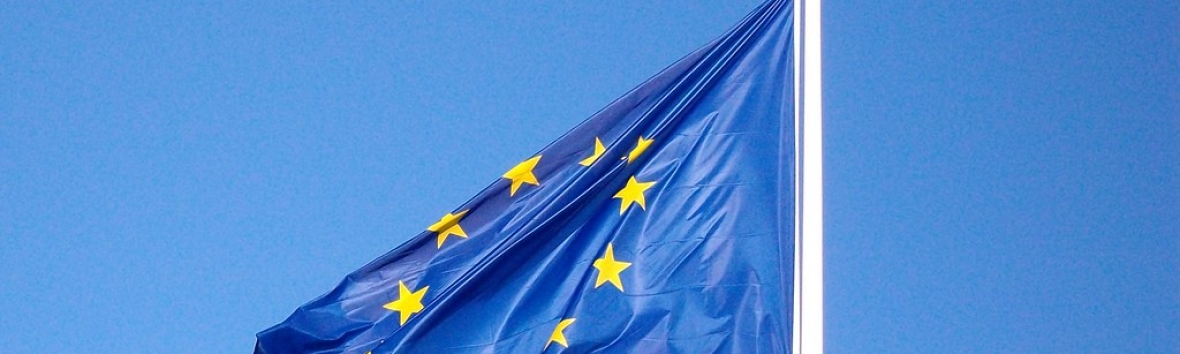 Europaflagge vor blauem Himmel