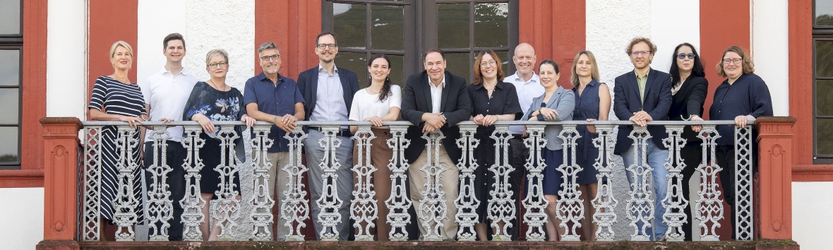 Gruppenbild der Geschäftsstelle auf dem Balkon.