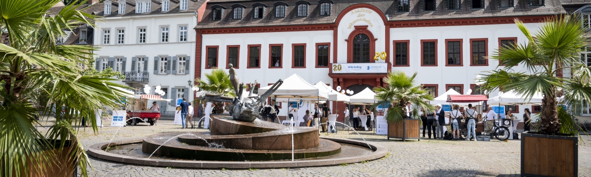 An Ständen auf dem Karlsplatz vor dem Akademiegebäude werden die aktuellen WIN Projekte präsentiert.