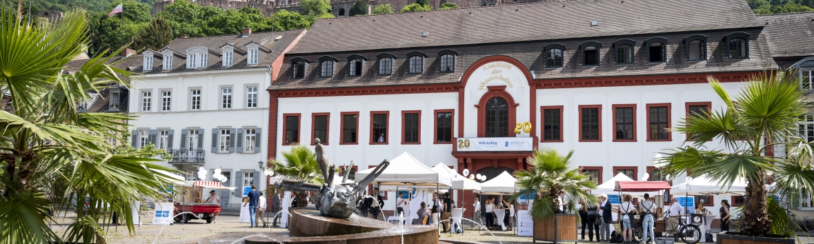 An Ständen auf dem Karlsplatz vor dem Akademiegebäude werden die aktuellen WIN Projekte präsentiert.