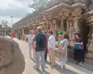 Dr. Goodall erklärt das ikonographische Programm des Kailasanatha-Tempels