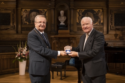 Fotografie auf der Bernd Schneidmüller die Ehrenmedaille an Manfred Fuchs übergibt