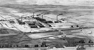 Die BASF in ihren Anfängen 1865. Abbildung weniger Fabrikgebäude mit rauchenden Schornsteinen. Im Vordergrund sieht man den Rhein mit Segelschiffen.
