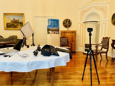 Foto zeigt technisches Equipment das im blauen Salon aufgebaut ist