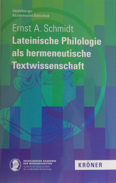 grün-blau-lilafarbenes Buchcover mit Farbverlauf. Darüber liegt die Akademie-Athene in der Profilansicht. Die Titelschrift ist weiß. Unten links ist das Akademielogo abgebildet, unten rechts das Logo des Kröner-Verlags.