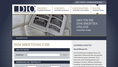 Zu sehen ist ein Bild der Website der Online-Datenbank der Forschungsstelle der Deutschen Inschriften. Oben befindet sich ein blaues Banner mit dem Namen der Forschungsstelle, es gibt unterschiedliche Rubriken.