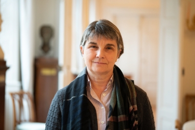 Frontalporträt von Frau Dabringhaus im Großen Salon der Akademie.