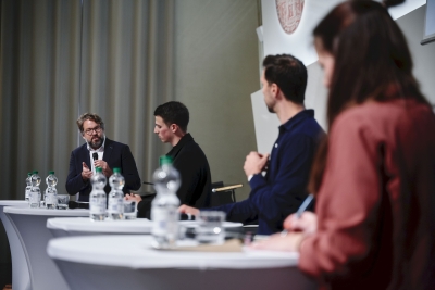 Panelteilnehmerinnen und -teilnehmer in der Diskussion