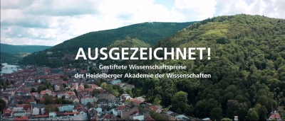 Titelbild des Films Ausgezeichnet Gestiftete Wissenschaftspreise der Heidelberger Akademie der Wissenschaften. Das Bild zeigt eine Luftaufnahme der Stadt Heidelberg mit bewaldeten Bergen, dem Neckar und Häusern.