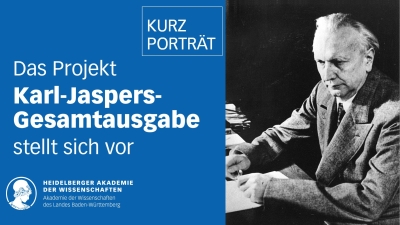 Zweigeteiltes Bild: Auf der linken Seite mit blauem Hintergrund ist in weißer Schrift geschrieben: Kurzporträt, Das Projekt Karl-Jaspers-Gesamtausgabe stellt sich vor. Darunter ist in weiß das Logo der HAdW zu sehen. Rechts vom Betrachter aus gesehen, ist eine Fotografie von Karl Jaspers, die ihn im Dreiviertelprofil an einem Schreibtisch sitzend zeigt. Er blickt nachdenklich nach unten und hält seine Brille in der Hand.