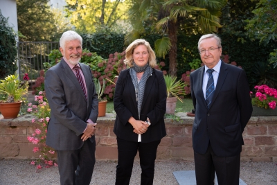 Vorstand der Akademie im Oktober 2020 im Innenhof der Akademie: von links Matthias Kind, Barbara Beßlich, Bernd Schneidmüller
