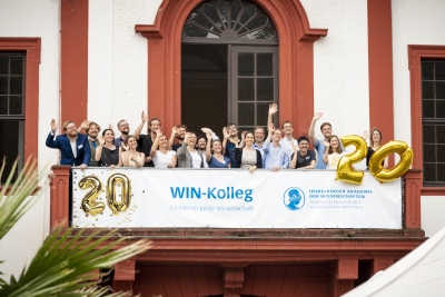 Gruppenbild des Wissenschaftlichen Nachwuchs Kollegs auf dem Balkon des Akademiegebäudes
