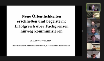 Abbildung eines Computerbildschirms. Es ist die Titelfolie einer Präsentation zu sehen sowie auf der rechten Seite kleine Bilder der Teilnehmenden der Onlinekonferenz. Titel des Vortrags lautet: Neue Öffentlichkeiten erschließen und begeistern: Erfolgreich über Fachgrenzen hinweg kommunizieren. Der Vortrag wird von Dr. Andrew Moore, PhD gehalten. Er ist freiberuflicher Kommunikationstrainer, Redakteur und Schriftsteller.