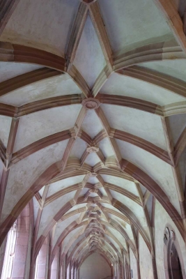 Fotografie des Kreuzgangs der Benediktinerabtei Alpirsbach, mit Fokus auf die sternenförmigen Rippengewölbe 