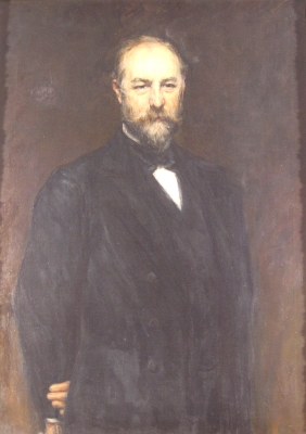 Portraitzeichnung von Heinrich Lanz, er steht leicht seitlich zum Betrachter und schaut in die Ferne. Er trägt ein schwarzes Frack und hat die Arme hinter dem Rücken verschränkt. Seine Haare trägt er kurz, dazu einen Vollbart mit ausgeprägtem Schnurrbart.