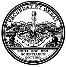 Logo der Niedersächsischen Akademie der Wissenschaften zu Göttingen, ein Zierbrunnen in der Mitte des Bildes umgeben von einer barocken Parkanlage, darüber der Schriftzug "Fecundat et ornat" unter dem Bild die Siegelbezeichnung "SIGILL. SOC. REG. SCIENTIARUM GOTTING."
