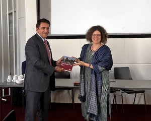 Indischer Generalkonsul bekommt Buch von Ute Hüsken überreicht