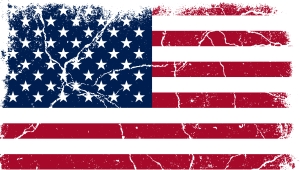 Amerikanische Flagge mit Rissen und ausgefranstem Rand.