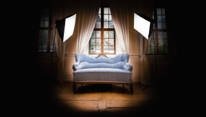 Foto zeigt ein blaues Sofa vor einem Fenster