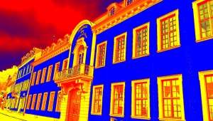 Akademiegebäude als Negativ, wirkt futuristisch 
