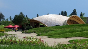 Halbkugelförmiger Pavillon mit zwei sichtbaren, ebenfalls halbkreisförmig angelegten Eingängen.