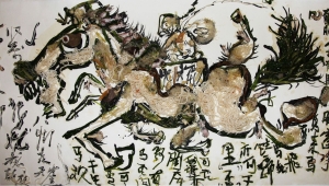 Chinesische Schriftzeichen um ein in flüchtigen Strichen gezeichnetes gallopierendes Pferd mit Reiter.