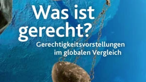 Titelbild des Veranstaltungsflyers vom Akademientag 2023. Vor blauem Hintergrund hält die Hand der Justitia die Waage. Der Titel lautet diesmal: "Was ist gerecht?"