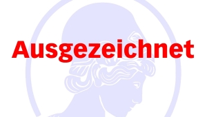 In roter Schrift ist das Wort "Ausgezeichnet" abgebildet.Dahinter liegt in hellblau das Logo der Akademie, die Athene im Seitenprofil.