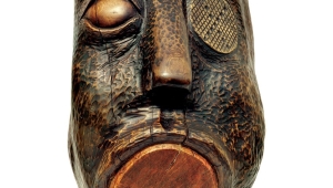 Holzskulptur eines Kopfes in abstrakter Art