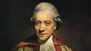 Portraitzeichnung von Charles Burney. Er ist vor schwarzem Hintergrund abgebildet und trägt einen rot-goldenen Mantel über einem Schwarzen Umhang mit weißem Kragen. Auf dem Kopf trägt er eine graue Perücke. In der Hand hält er eine Schriftrolle. 