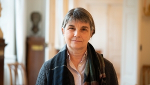 Frontalporträt von Frau Dabringhaus im Großen Salon der Akademie.