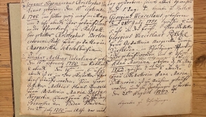 Aufgeschlagenes zweiseitiges Manuskript in Buchform mit Eintragungen der Familie Ziwny.