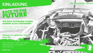Eine schwarz-weiße Bleistiftzeichnung im Stil der 50er Jahre zeigt vier Personen in einem Cabrio, das auf einem Highway fährt. Die Personen spielen ein Brettspiel, das in der Mitte zwischen Ihnen aufgebaut ist. Der Mann am Steuer hat diesem den Rücken zugewandt. Das Auto scheint von alleine zu fahren. Darüber in grün die Daten der Einladung zur Veranstaltung "Back to the Future"