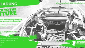 Eine schwarz-weiße Bleistiftzeichnung im Stil der 50er Jahre zeigt vier Personen in einem Cabrio, das auf einem Highway fährt. Die Personen spielen ein Brettspiel, das in der Mitte zwischen Ihnen aufgebaut ist. Der Mann am Steuer hat diesem den Rücken zugewandt. Das Auto scheint von alleine zu fahren. Darüber in grün die Daten der Einladung zur Veranstaltung "Back to the Future"