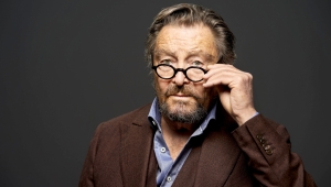 Fotografie von Beat Wyss, wie er sich nachdenklich an die Brille fasst