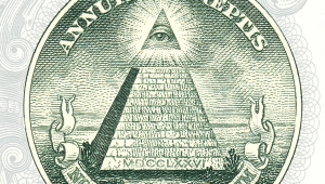 Siegel mit Pyramide, aud deren Spitze das allsehende Auge ist. Oben steht "Annuit Coeptis", unten  in Spruchband "Novus ordo seclorum"