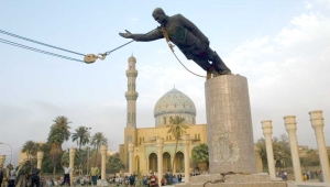 Statue von Saddam Hussein wird gestürzt