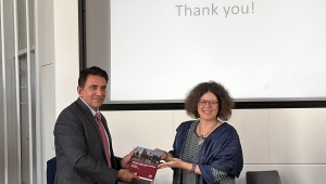 Indischer Generalkonsul bekommt Buch von Ute Hüsken überreicht