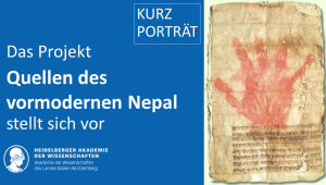 weiße Schrift auf blauem Hintergrund "Kurzporträts. Das Projekt "Quellen des vormodernen Nepal" stellt sich vor. Rechts daneben ein Papyrus mit einem roten Handabruck darauf und schwarzem, nicht lesbarem Schriftzug