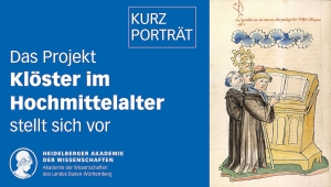 weiße Schrift auf blauem Hintergrund "Kurzporträt. Das Projekt "Klöster im Hochmittelalter" stellt sich vor." Rechts davon die mittelalterliche Darstellung zweier betender Mönche in braunen Kutten und mit Tonsur vor einem beigen Rednerpult mit aufgeschlagenem Buch daraufliegend.